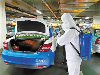 免費接送一線抗“疫”人員 蘭州奔馬雷鋒車隊，你們真棒！