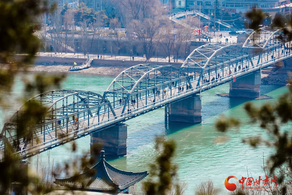 蘭州白塔山上俯瞰藍色黃河 山水如畫沁心弦