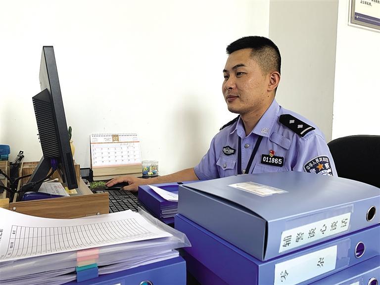 “身為黨員，就應(yīng)該第一個往前沖”