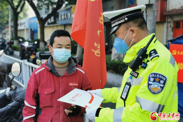 【甘快看·疫情防控最美有你（22）】蘭州安寧交警：堅(jiān)守“疫”線(xiàn)  靜待花開(kāi)