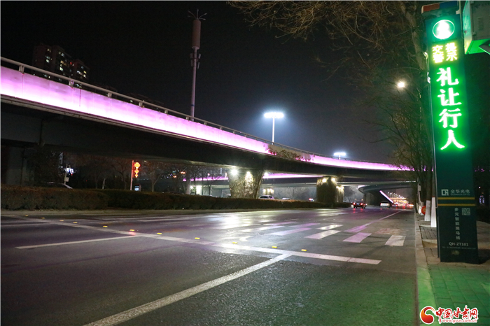 “夜光”斑馬線(xiàn)亮相蘭州街頭