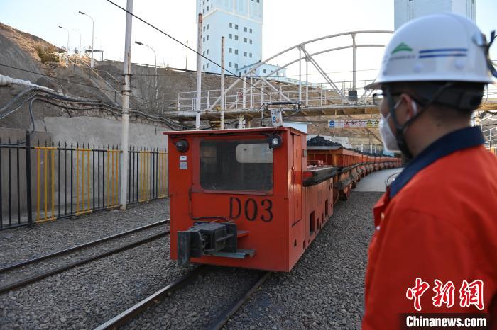 圖為工作人員正在觀察車(chē)輛運(yùn)行情況?！±顏嘄?攝