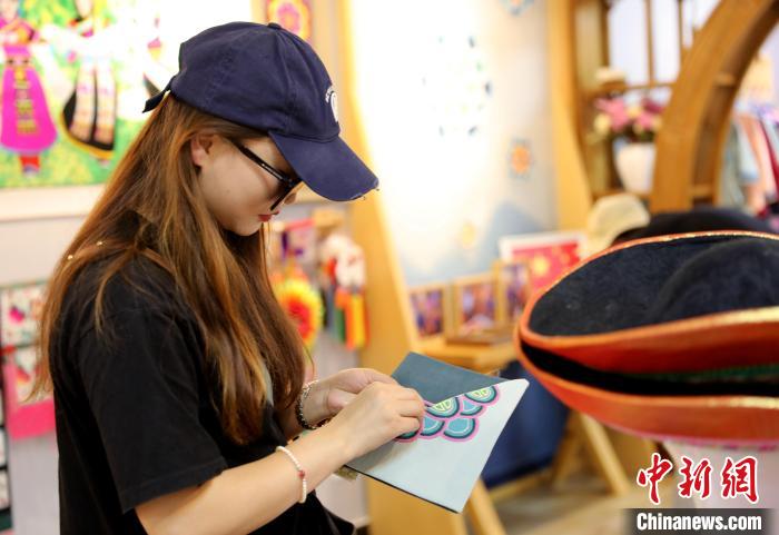 圖為民眾體驗國家級非遺項目盤繡技藝?！⊙Φ?攝