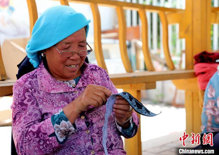 圖為繡娘在土族盤繡園內制作盤繡?！⊙Φ?攝