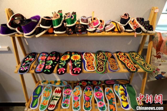 圖為盤繡作品。　薛蒂 攝