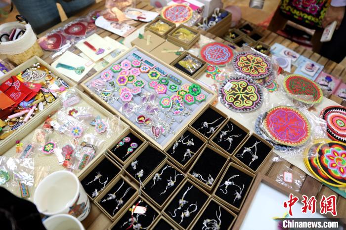 圖為盤繡作品?！⊙Φ?攝