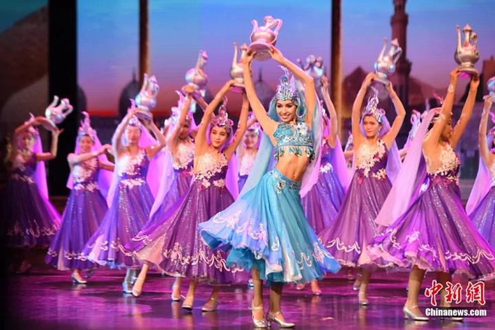 《絲路花雨》外國演員在波斯酒舞中領(lǐng)舞。楊艷敏 攝