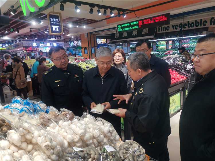 圖為市委常委、市紀(jì)委書記、市監(jiān)委主任張學(xué)勇調(diào)研食品安全責(zé)任包保企業(yè)西部天地商貿(mào)有限責(zé)任公司.jpg