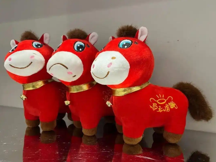 義烏工人縫反玩偶嘴角，“哭哭馬” 引爆情緒消費(fèi)