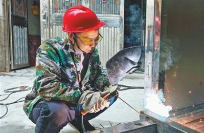 一次技能培訓(xùn)，讓脫貧戶(hù)老黎增收有底（關(guān)心困難群眾生產(chǎn)生活）